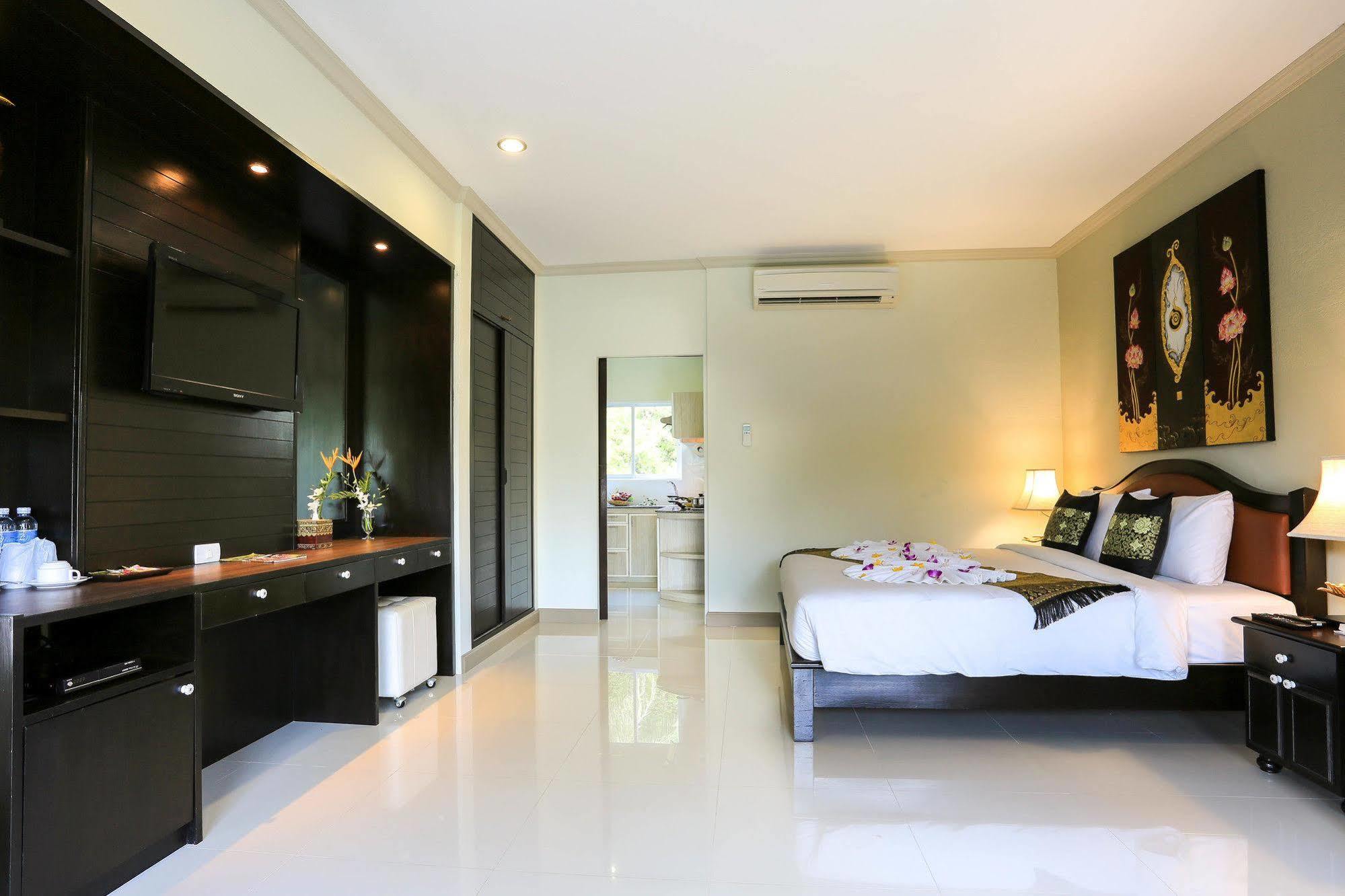 Naka Resort Kamala Beach Exterior photo
